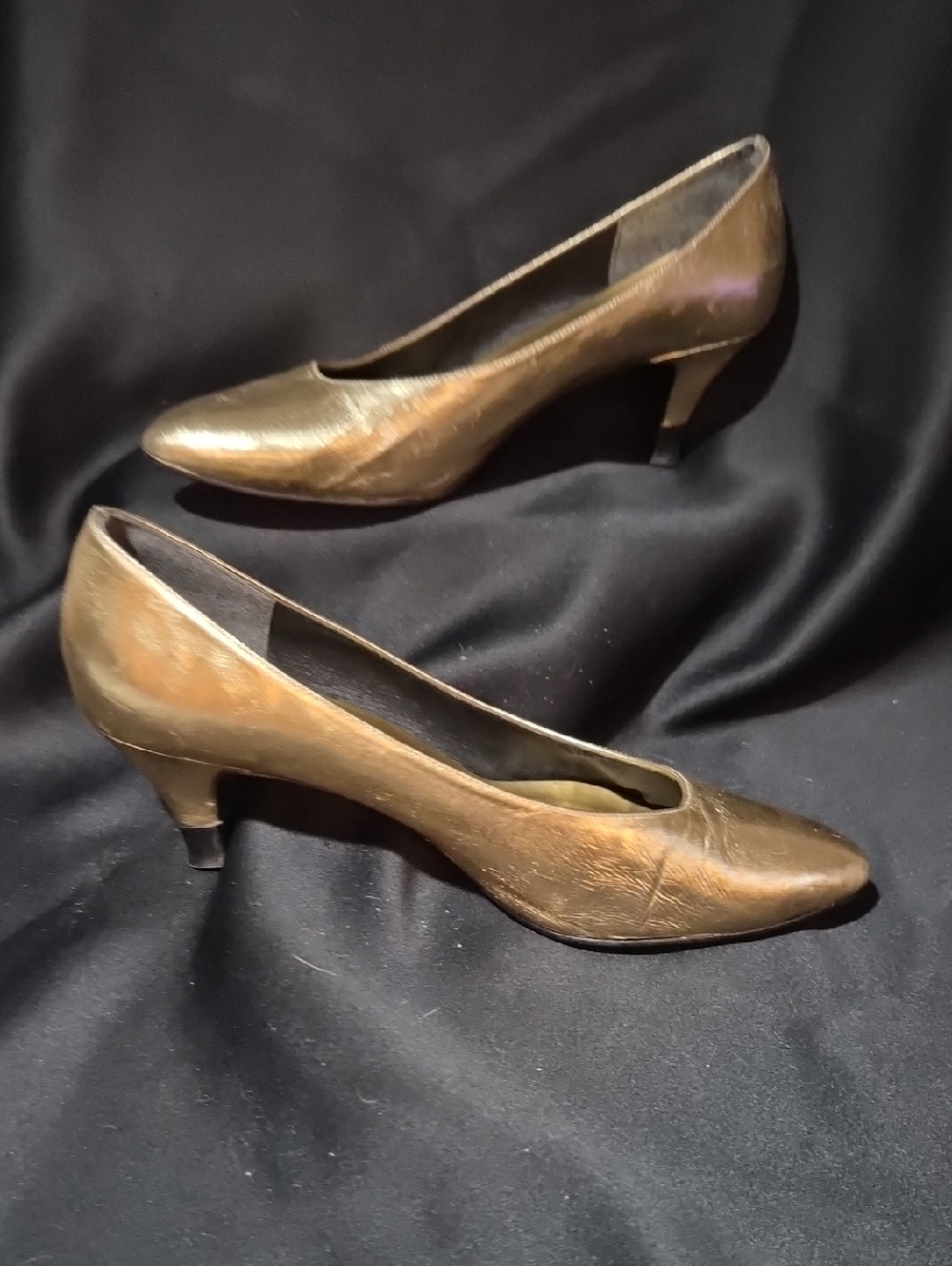 Classic Women's Metallic Gold Mid-Heel Pumps